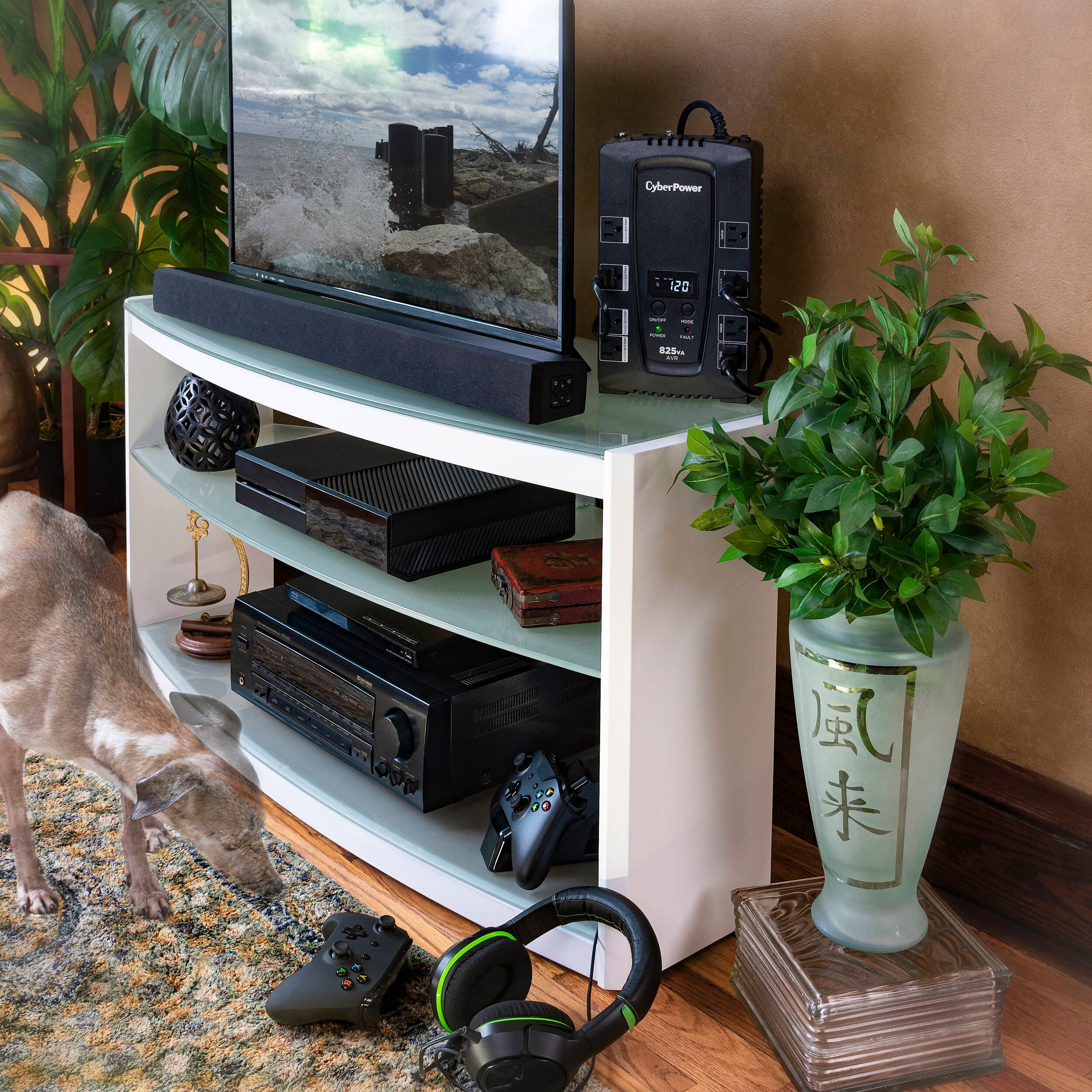 CyberPower CP825AVRLCD 825 VA 450 W desktop UPS with LCD and 8 NEMA 5-15R outlets